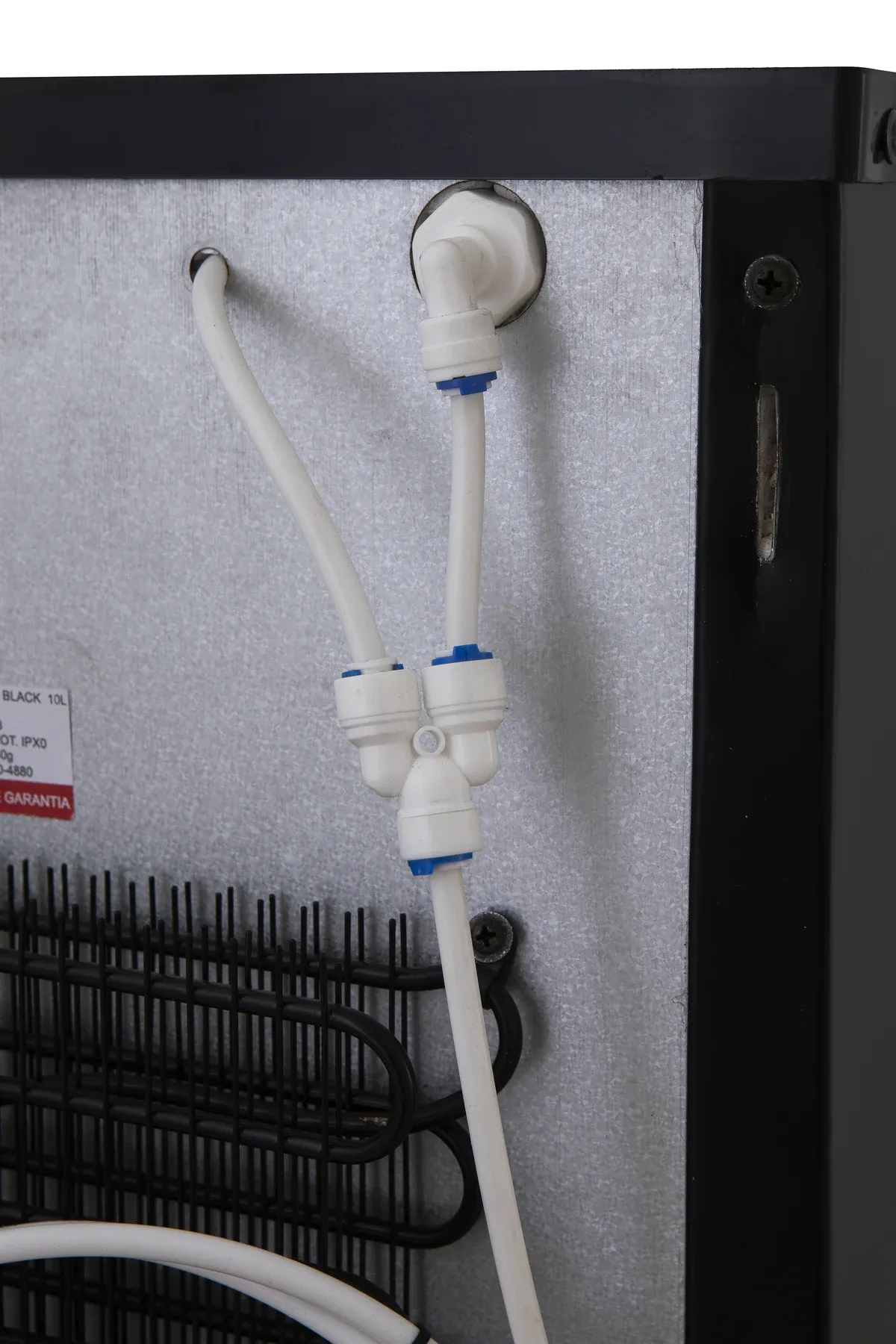 Detalhe do conector e da mangueira de entrada de água na traseira do Knox KX01 Black
