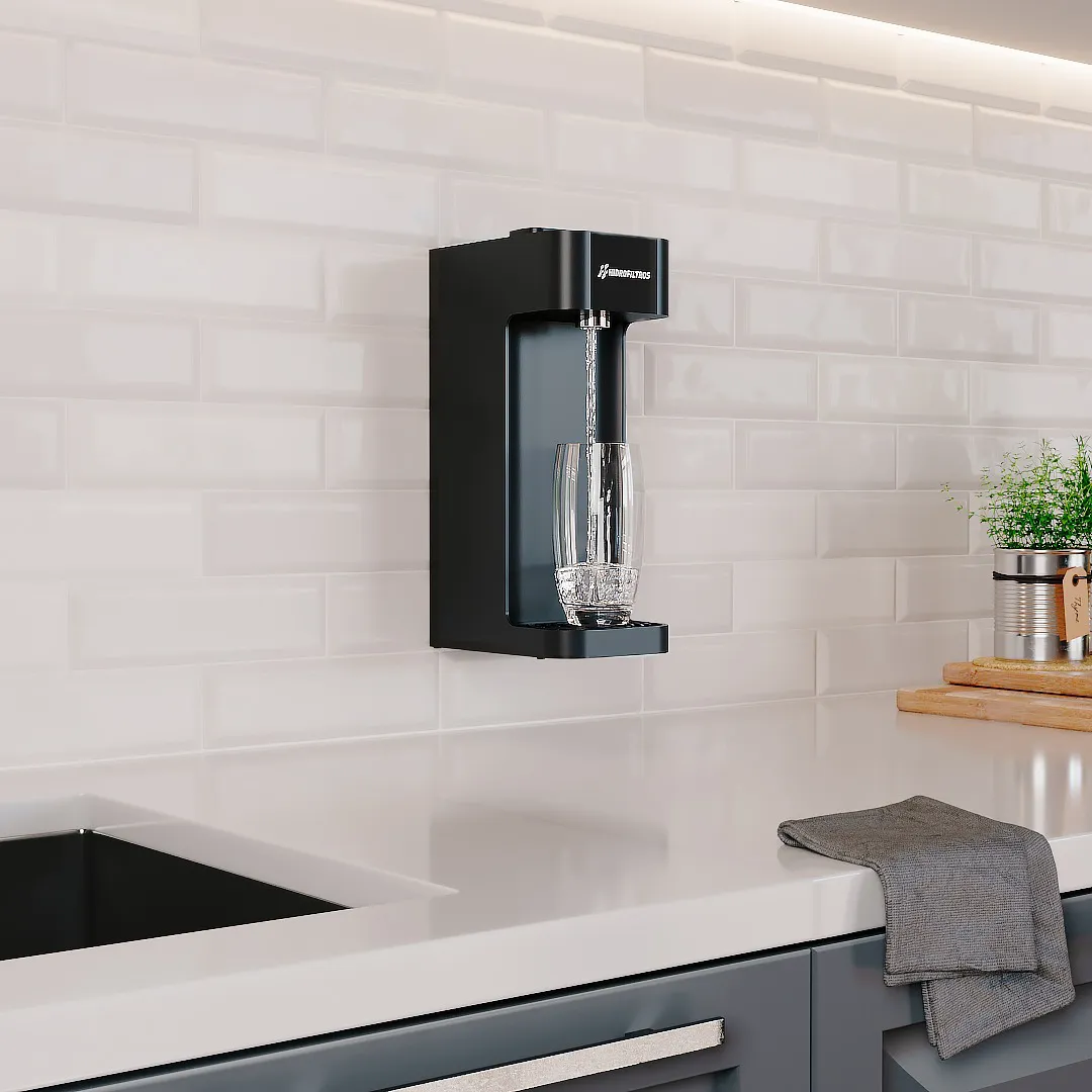 Purificador Hidrofiltros Facile C7 Preto instalado na parede da cozinha
