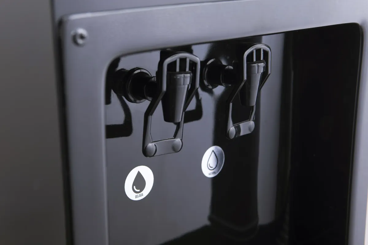 Detalhe das duas saídas de água do Knox KX01 Black, identificadas como gelada e natural