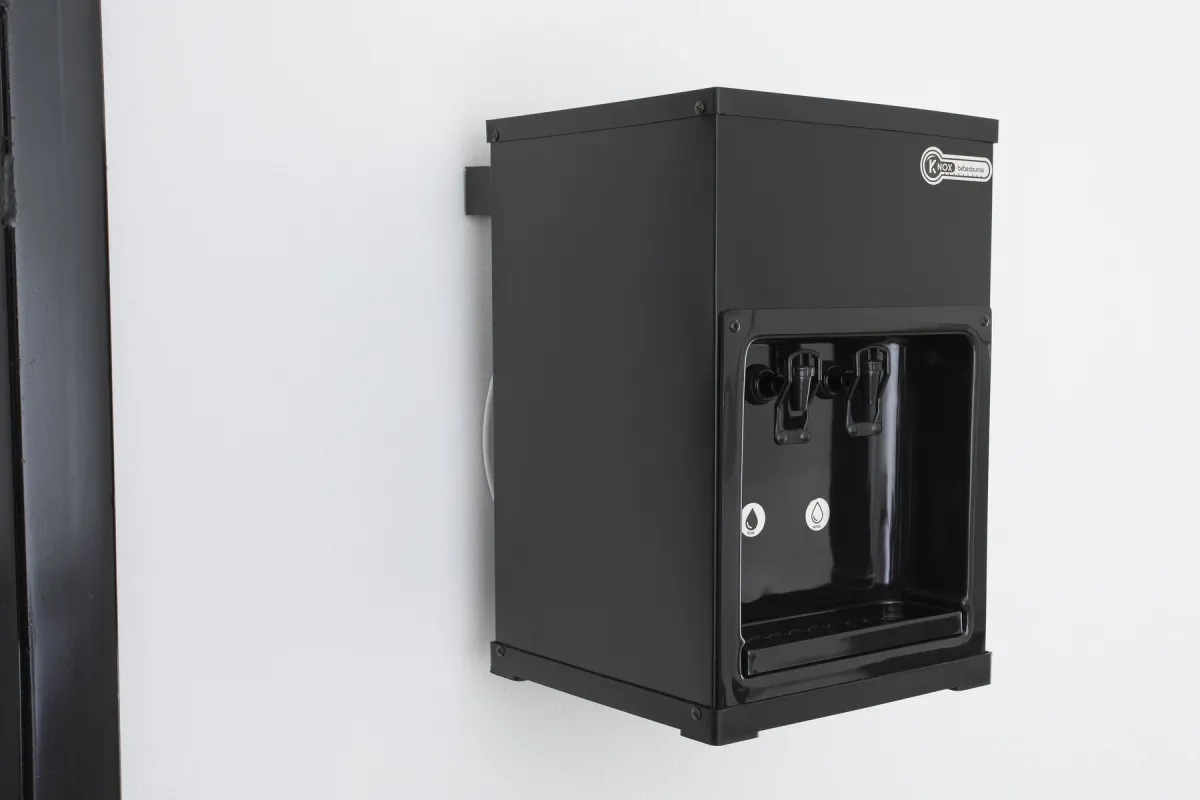 Bebedouro Knox KX01 Black instalado em ambiente interno